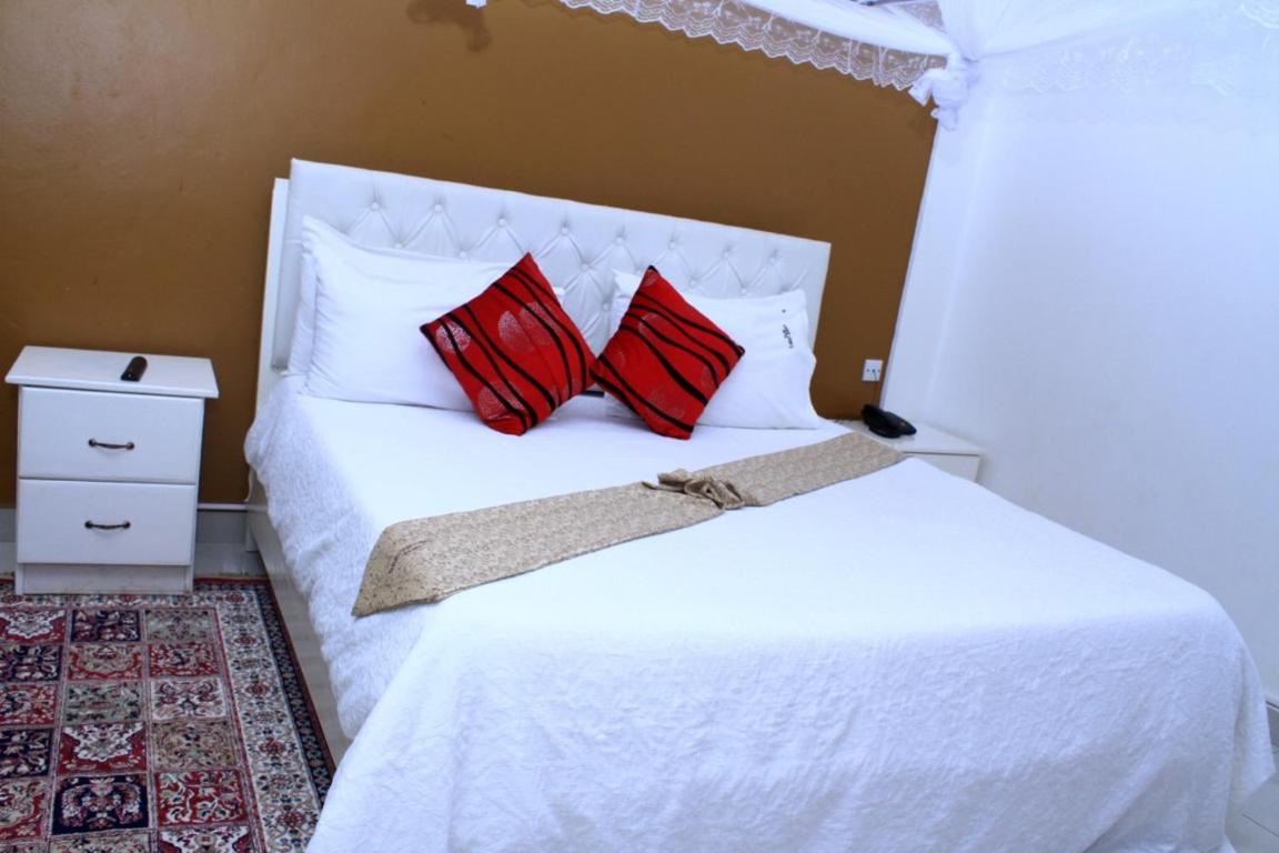 Garden Courts Hotel Masaka ภายนอก รูปภาพ